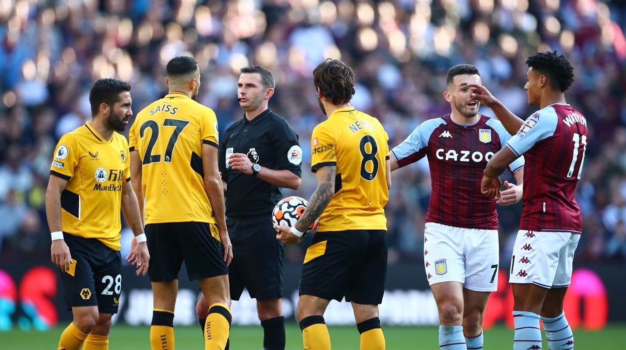 Michael Oliver dialoga con los jugadores del Wolverhampton el pasado sábado
