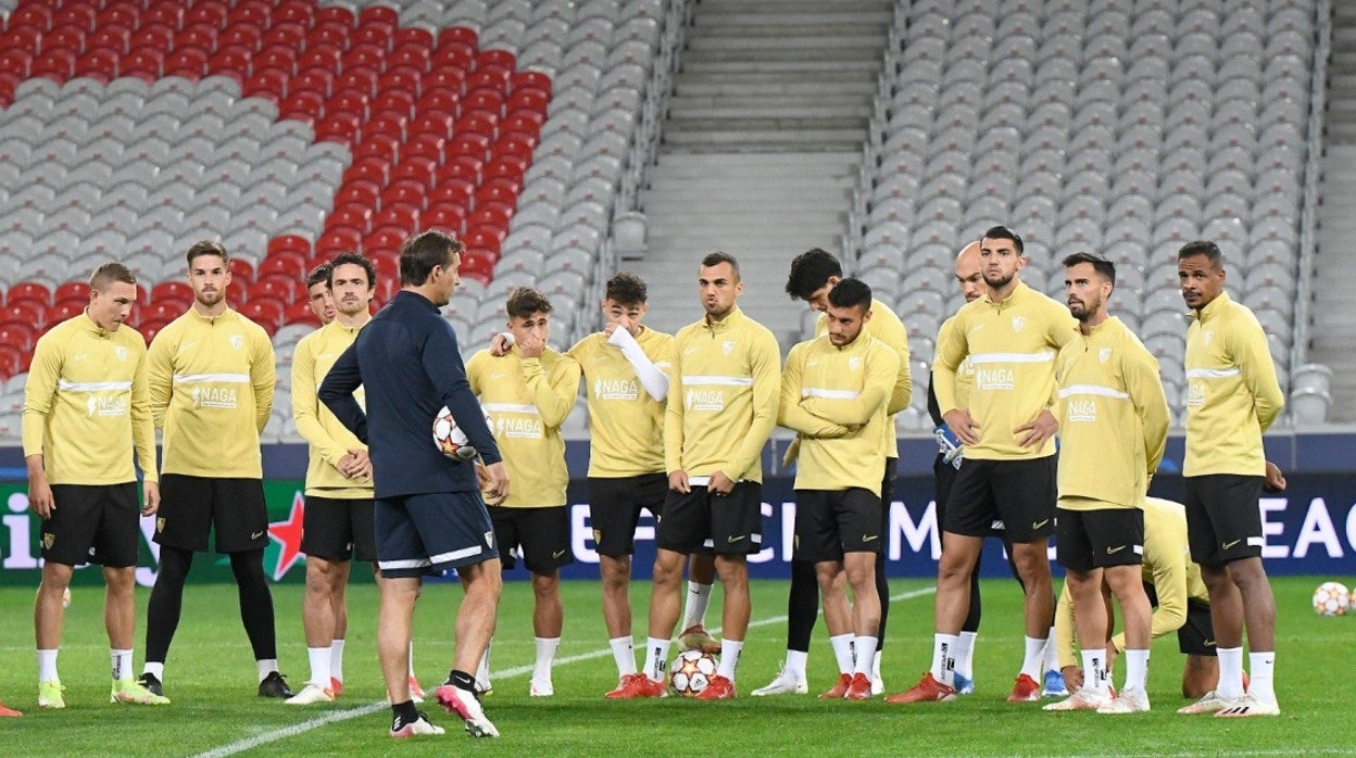 Lopetegui se dirige a sus jugadores en el césped del Pierre-Mauroy