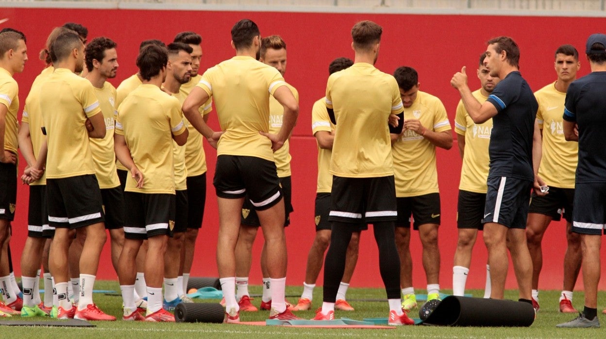 Los jugadores del Sevilla FC escuchan atentamente a Julen Lopetegui durante una charla en la previa de un choque de la UEFA Champions League