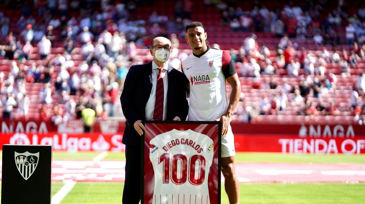Diego Carlso recibe la camiseta conmemorativa de sus 100 partidos con el Sevilla