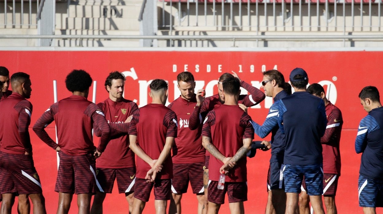 Lopetegui da instrucciones a sus jugadores