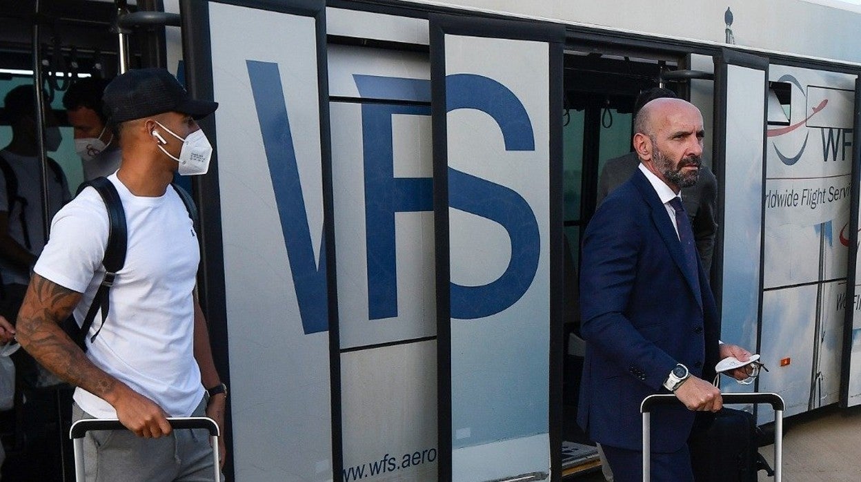 Diego Carlos y Monchi, antes de montarse en el avión del Sevilla FC camino a Palma de Mallorca