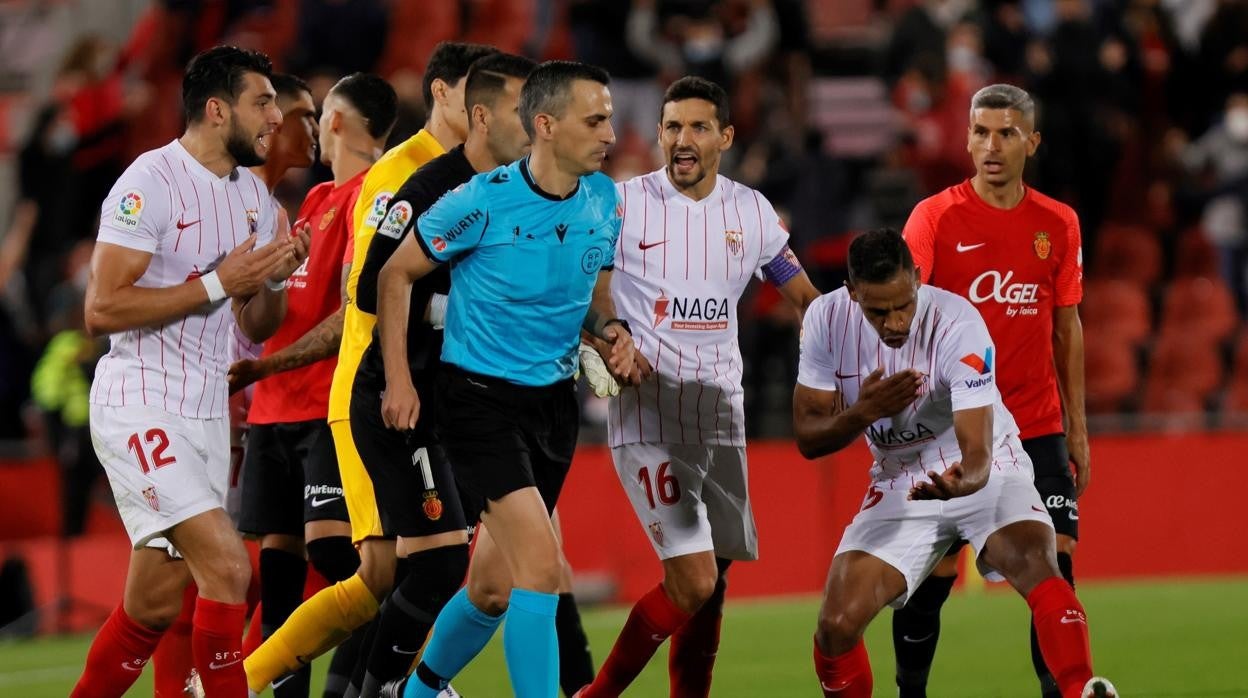 Fernando protesta cuando le anulan el 1-2 al Sevilla por una mano suya