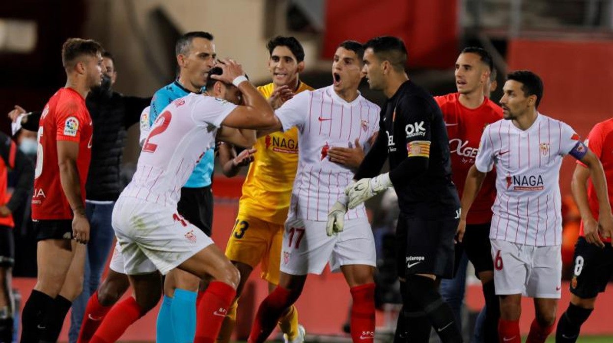 Rafa Mir se echa las manos a la cabeza