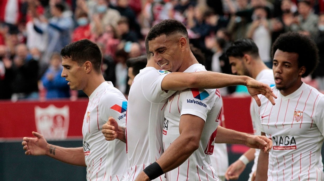 Diego Carlos es felicitado tras hacer el 1-0 ante Osasuna
