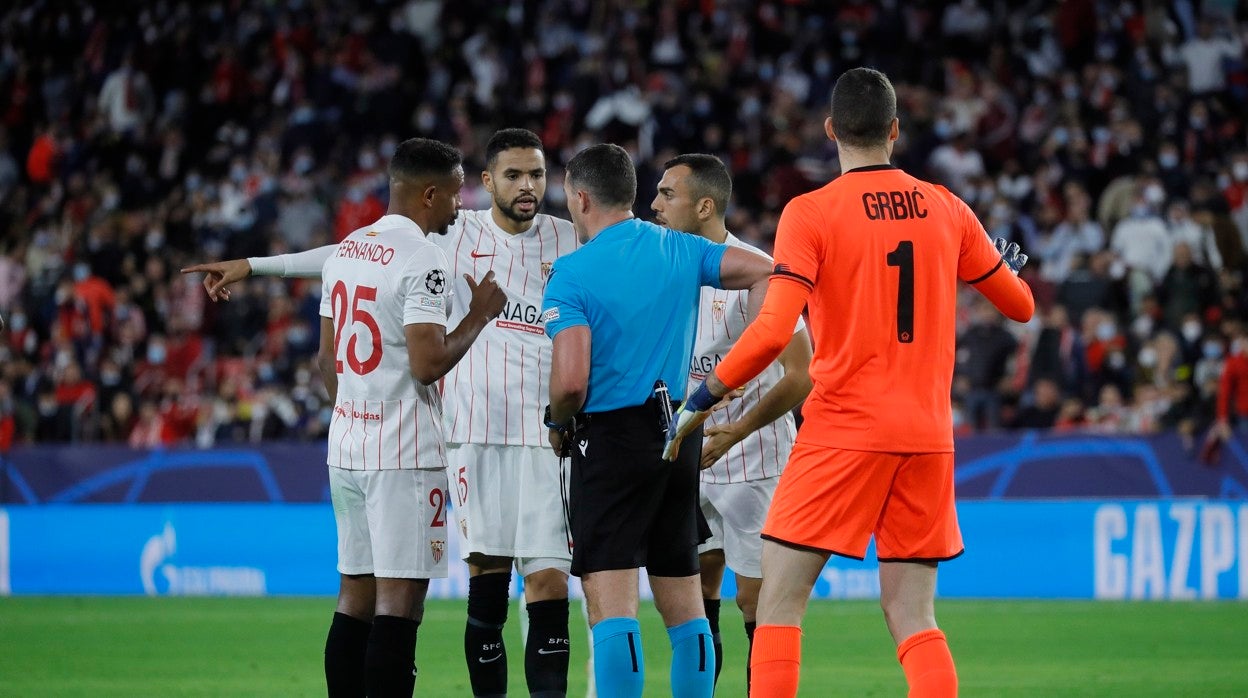 En-Nesyri, Fernando y Jordán se quejan al árbitro en el duelo ante el Lille
