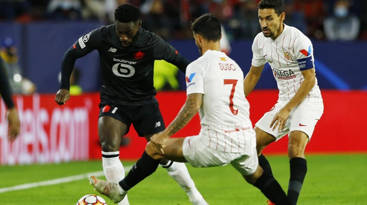 Weah encara a Suso y Jesús Navas durante el Sevilla - Lille