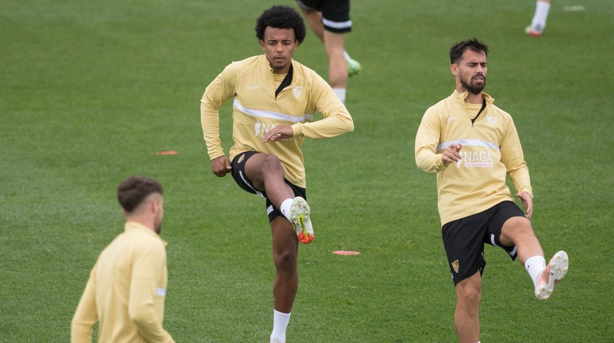 Koundé calienta junto a Suso durante el entrenamiento previo al Sevilla - Lille de la Liga de Campeones