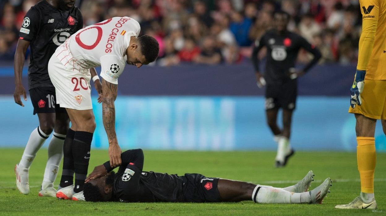 Diego Carlos se preocupa por Bamba tras el penalti de Delaney en el Sevilla - Lille
