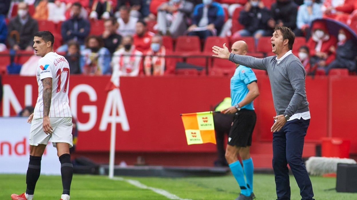 Julen Lopetegui traslada instrucciones a sus jugadores en un partido