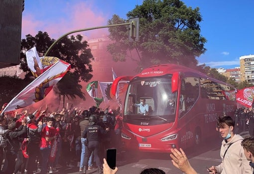 El autobús del Sevilla, rodeado de sus aficionados