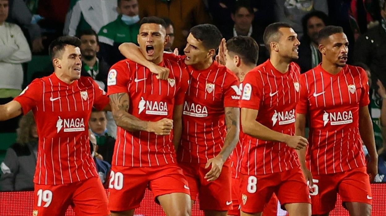 Los jugadores del Sevilla celebran el primer gol
