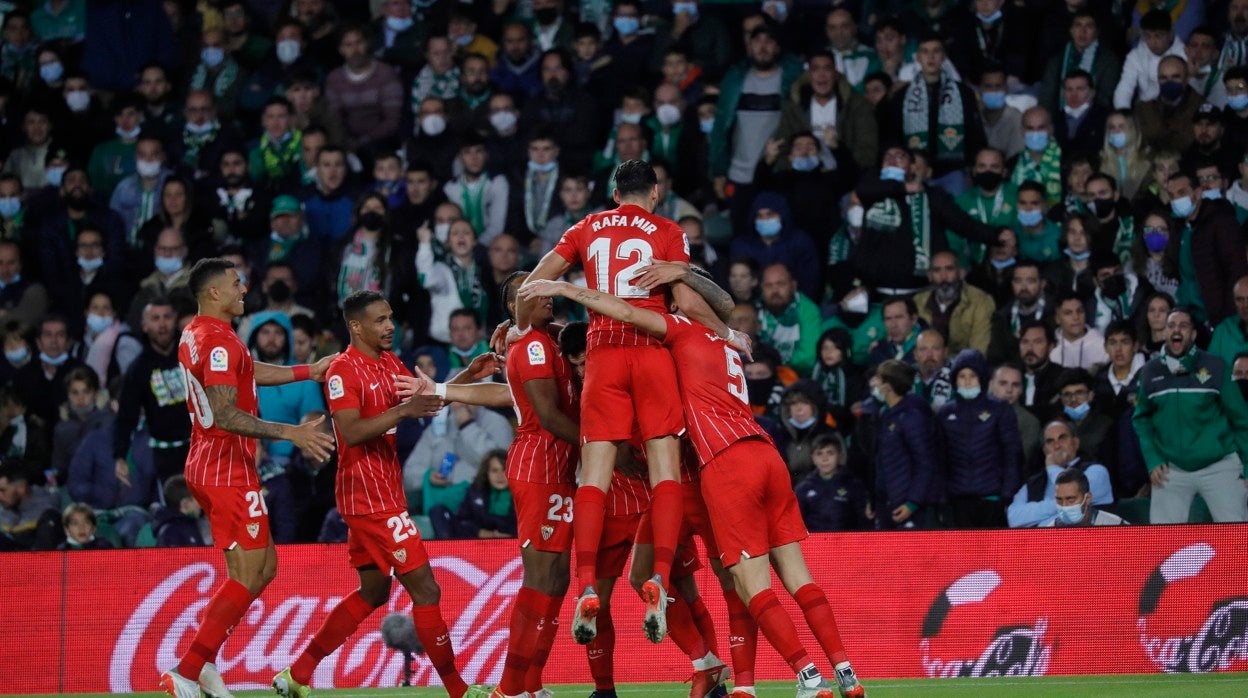 El Sevilla celebra uno de los dos goles