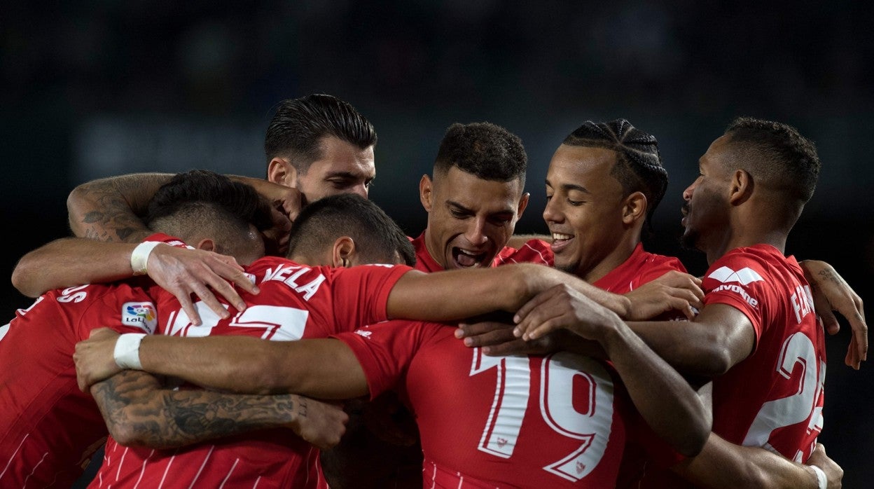 Los jugadores del Sevilla celebran su primer gol al Betis en el derbi, obra de Acuña