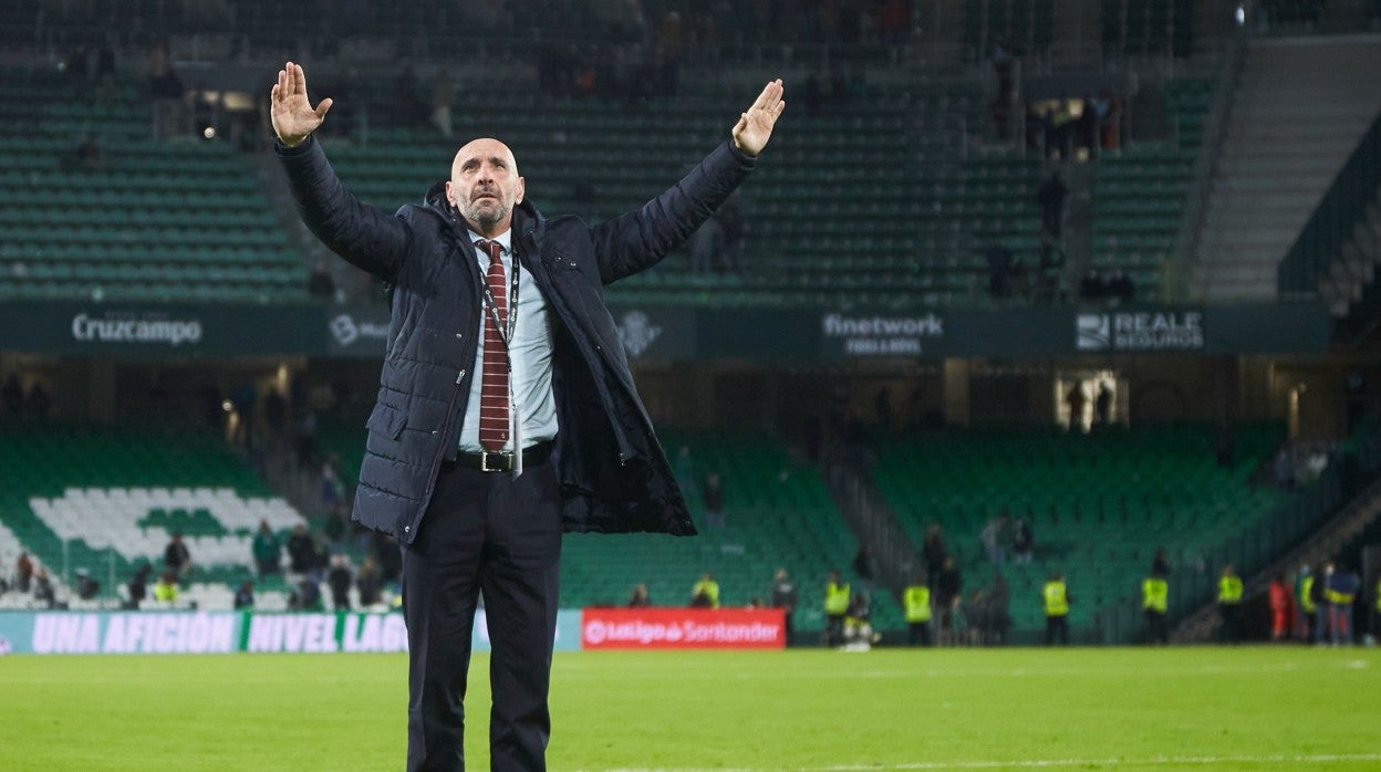 Monchi saluda a la afición sevillista tras la victoria en el derbi