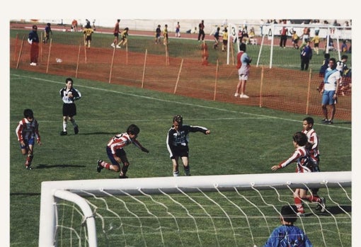 Joan Jordán jugando al fútbol en el equipo de su pueblo, el Palafrugell