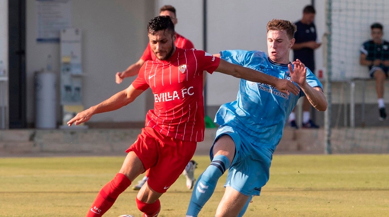 Óscar Rodríguez disputa un balón en un partido con el Coventry
