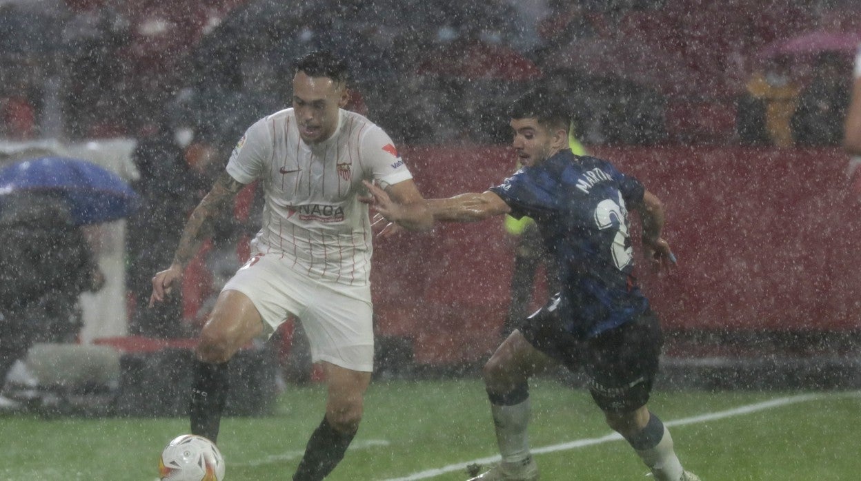 Lucas Ocampos durante una acción del encuentro ante el Deportivo Alavés
