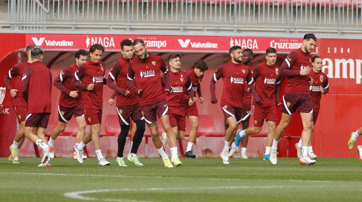 Los jugadores del Sevilla en el entrenamiento de ayer