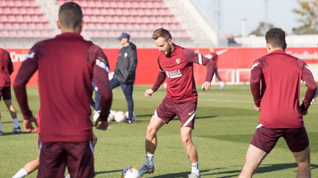 Ivan Rakitic durante un entrenamiento del Sevilla FC