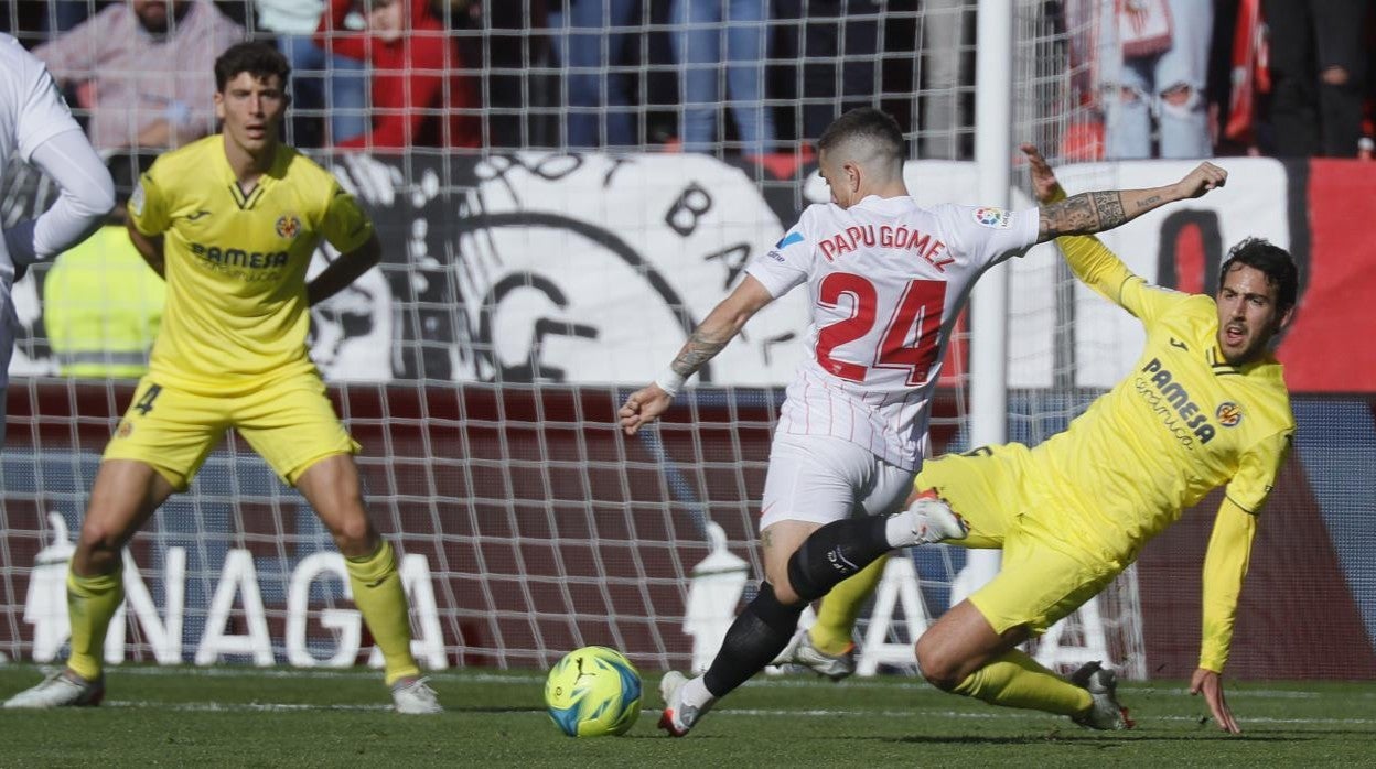 Papu Gómez dispara a portería en una acción del Sevilla - Villarreal