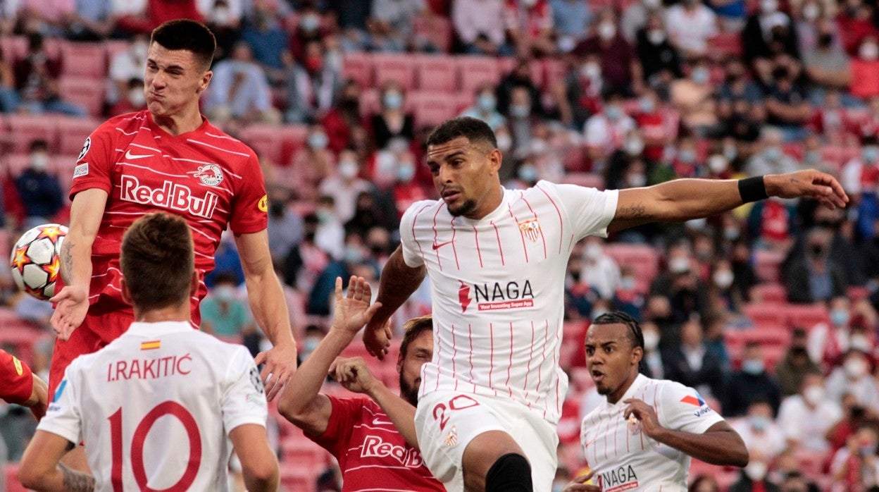 Lance del Sevilla FC - Red Bull Salzburgo jugado en el Sánchez - Pizjuán