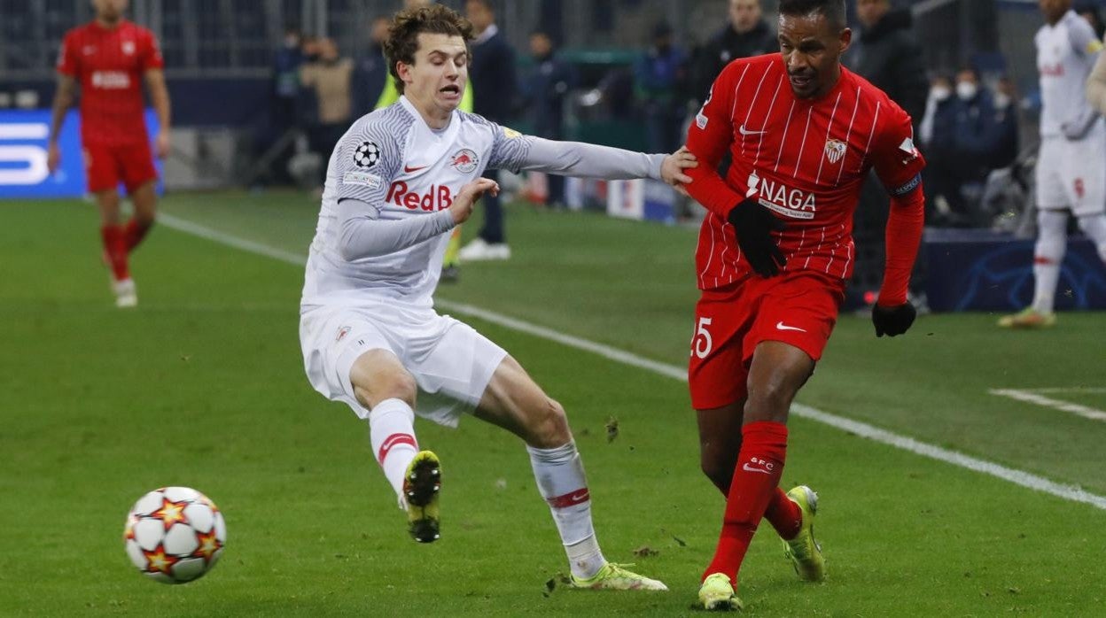 Fernando da un pase ante un rival durante el Salzburgo - Sevilla FC