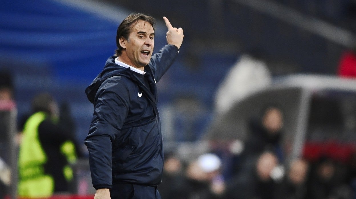 Julen Lopetegui da instrucciones a sus jugadores durante el RB Salzburgo - Sevilla FC