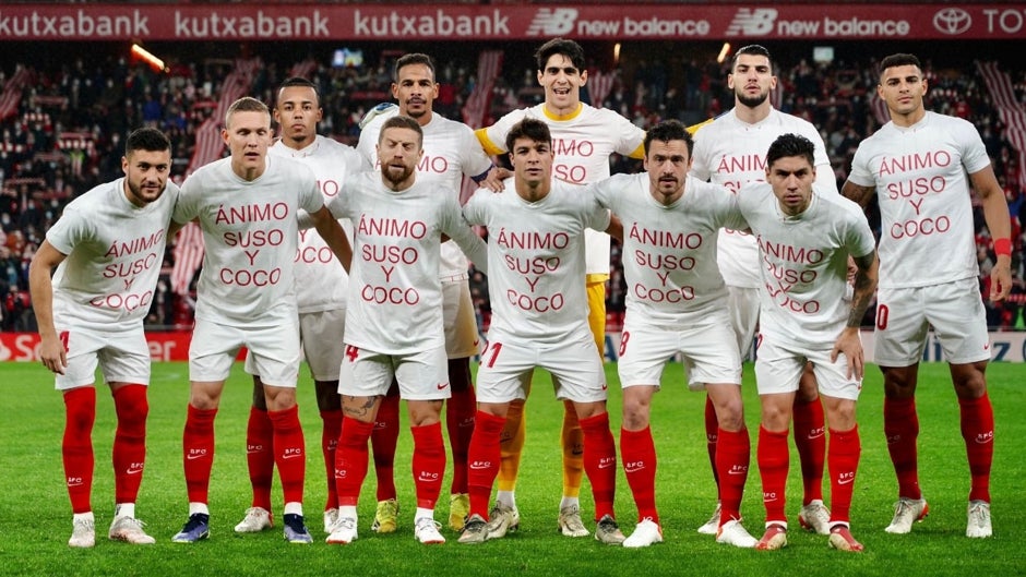La camiseta en recuerdo de los lesionados Suso y Lamela