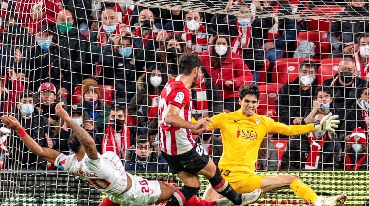 Bono para un disparo a bocajarro de Raúl García en el Athletic-Sevilla