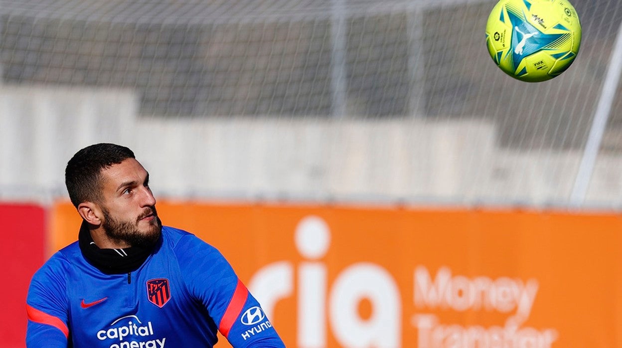 KoKe cabecea un baló durante el entrenamiento de este jueves