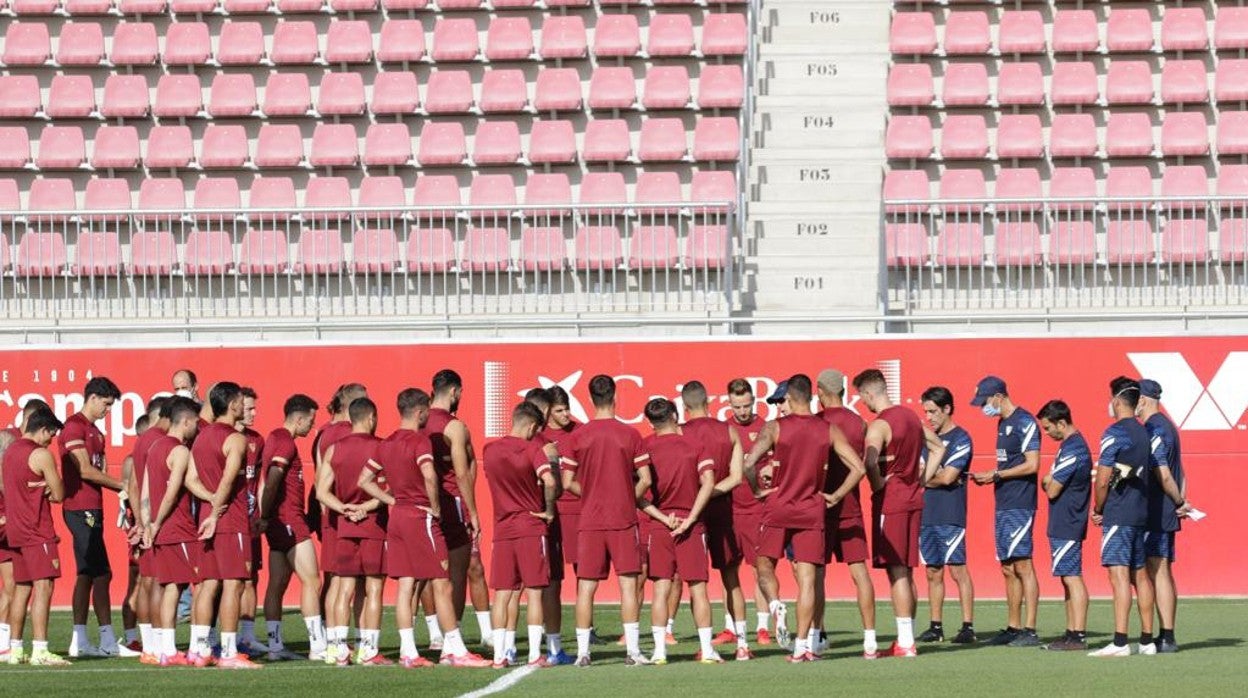 Los jugadores del Sevilla FC escuchan atentamente la charla de Julen Lopetegui en un entrenamiento de esta temporada