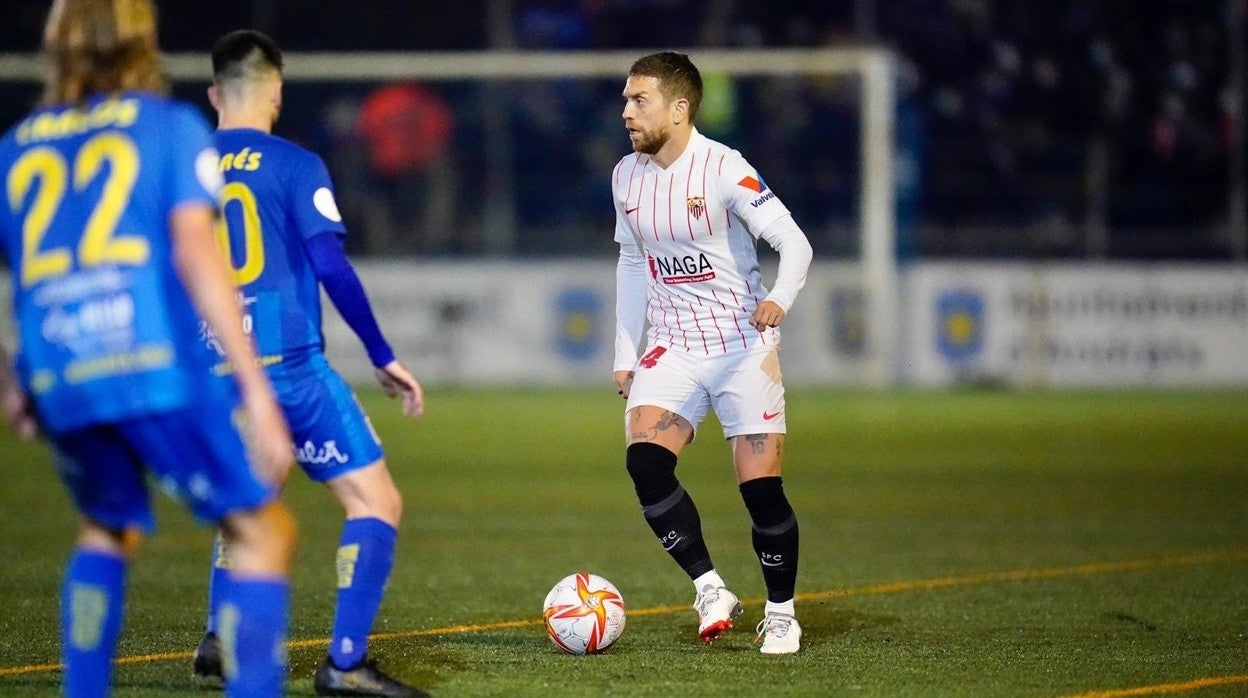 Papu Gómez conduce un balón durante el Andratx-Sevilla de la Copa del Rey