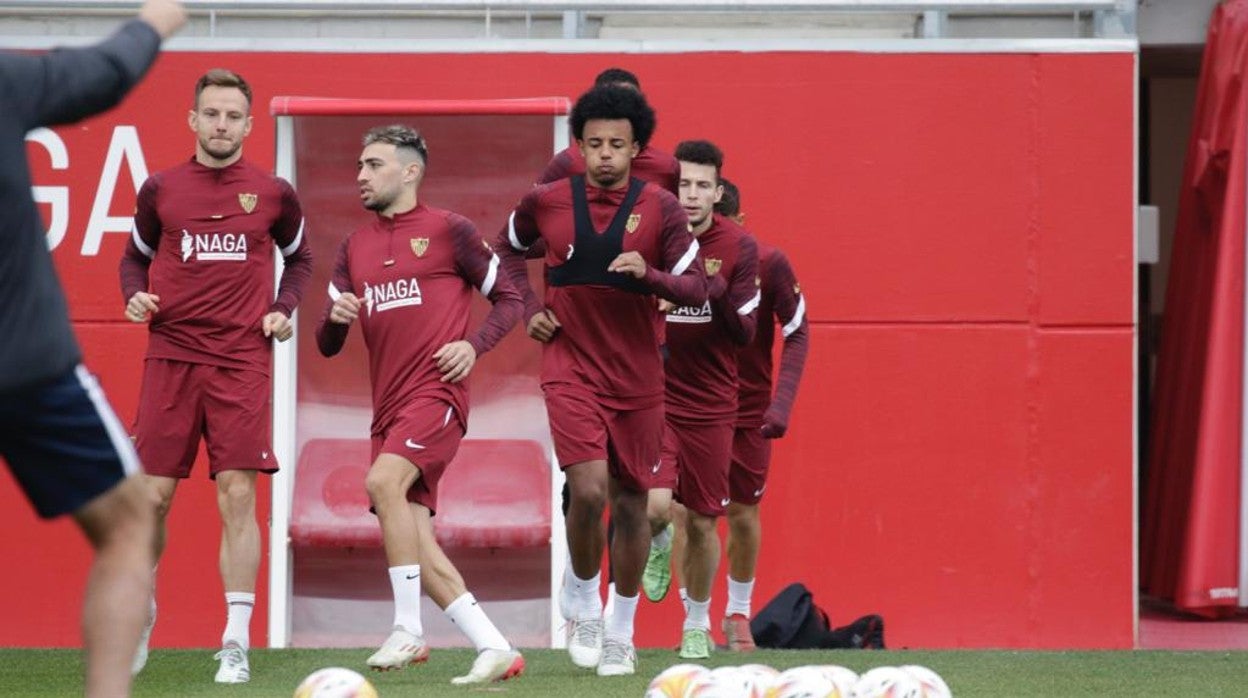 Rakitic, Munir, Koundé, En-Nesyri, Idrissi y el Papu Gómez, en el entrenamiento del Sevilla de ayer
