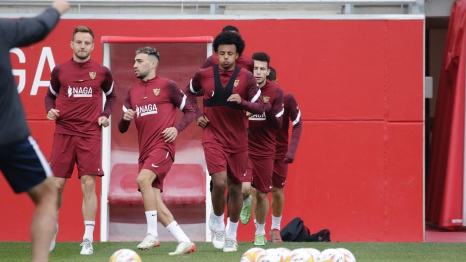 El Sevilla se ejercita sin Ocampos, Diego Carlos y Montiel antes de recibir al Barcelona