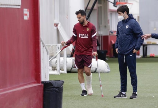 Suso, con el pie escayolado y en muletas esta mañana