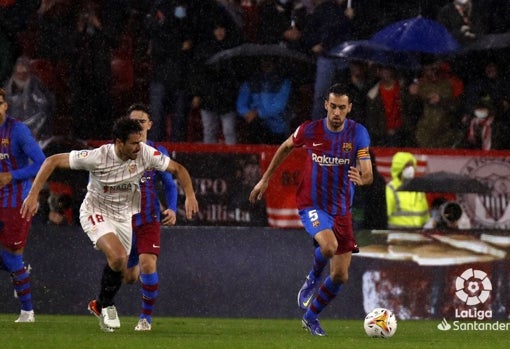 Delaney y Busquets, durante el Sevilla - Barcelona