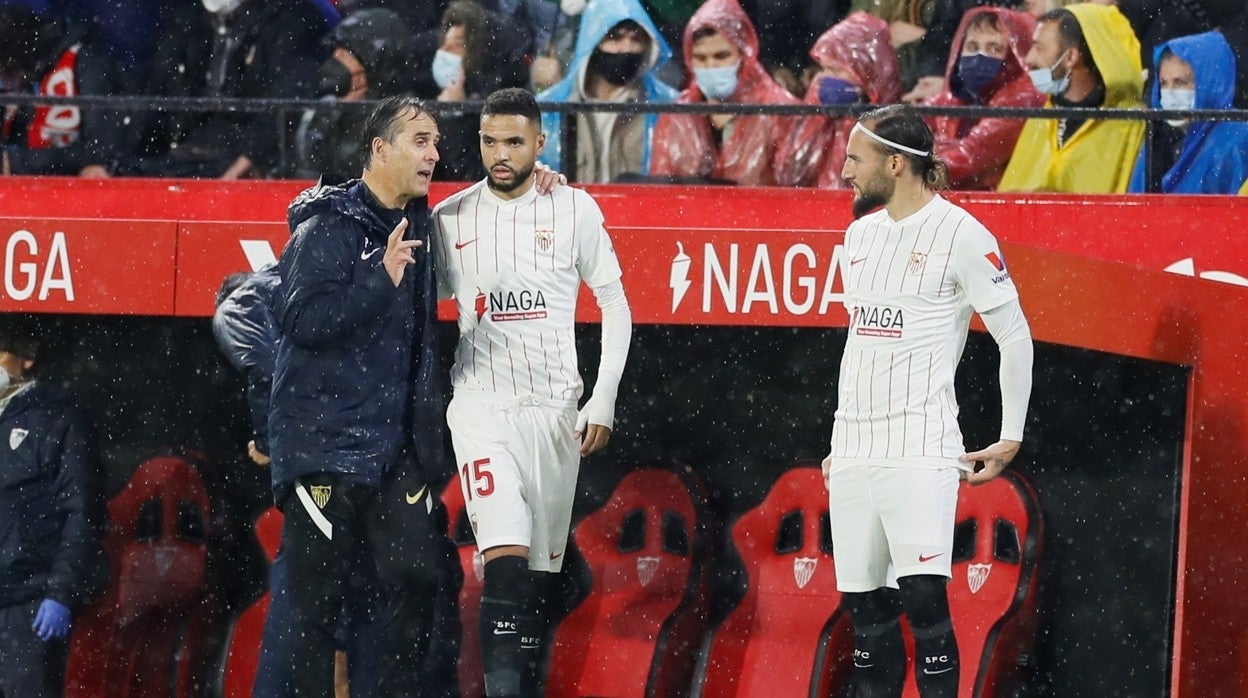 Lopetegui instruye a En-Nesyri antes de entrar al Sevilla - Barcelona