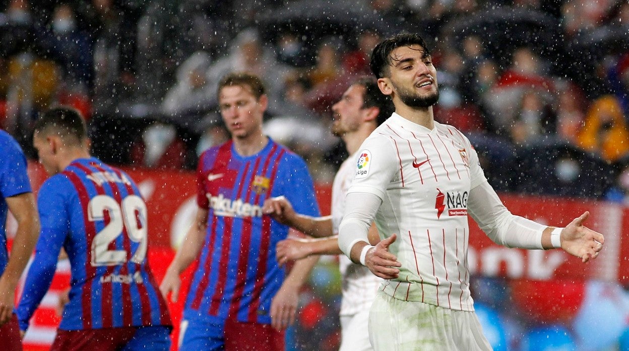 Rafa Mir se lamenta en un lance del Sevilla - Barcelona