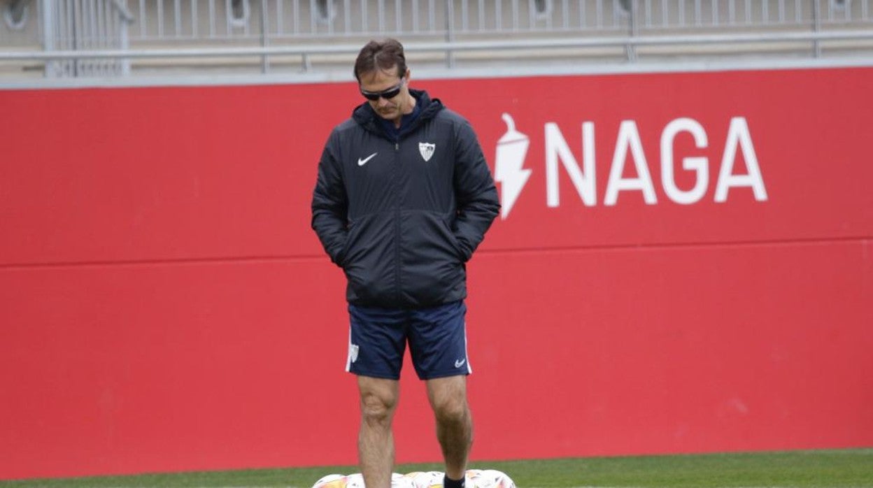 Julen Lopetegui, cabizbajo en un entrenamiento reciente del Sevilla