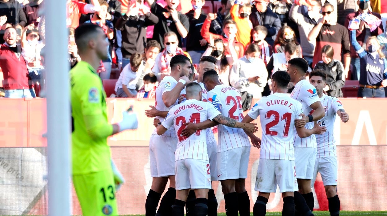 Los jugadores del Sevilla celebran el gol de Rafa Mir ante el Getafe