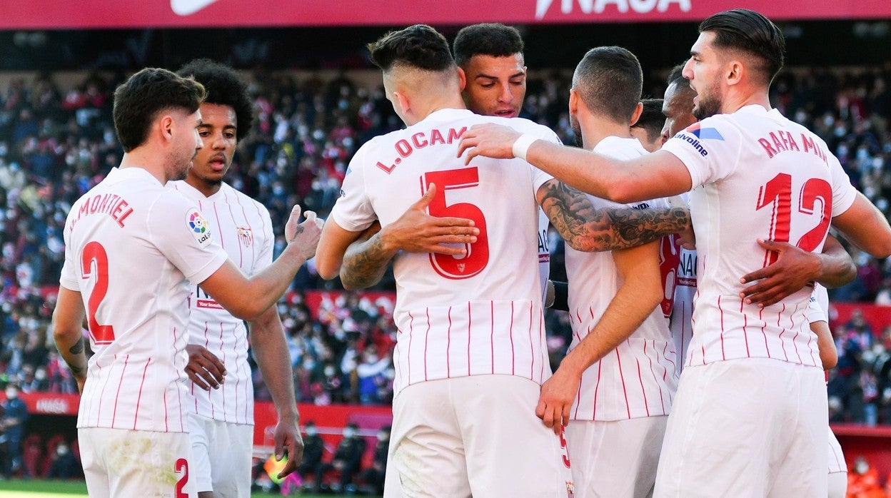 Los jugadores del Sevilla celebran el tanto de la victoria ante el Getafe