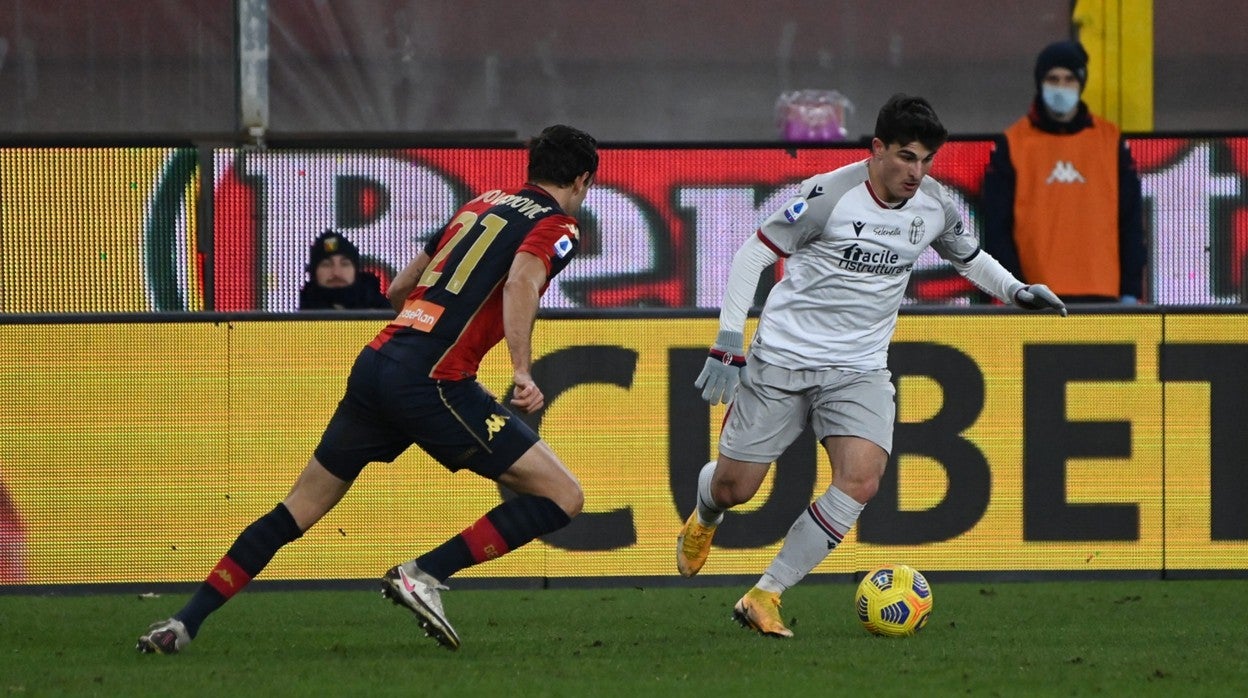 Orsolini conduce un balón en un partido con el Bolonia