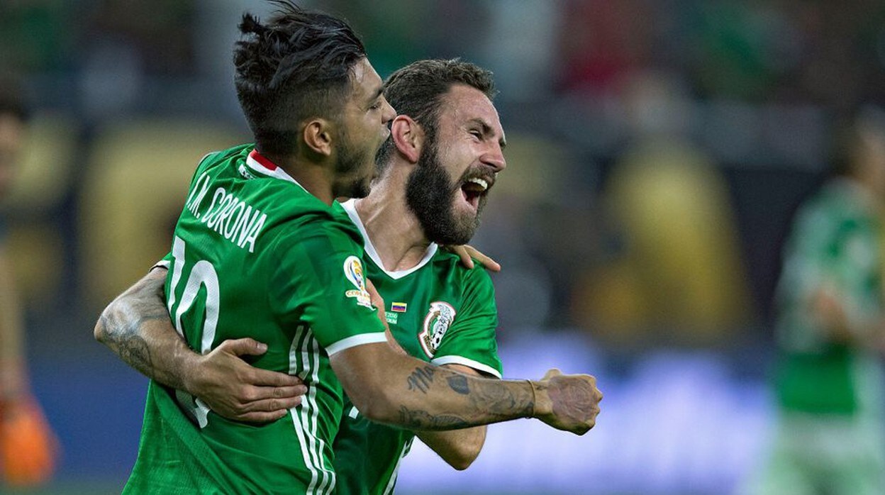 Layún y Corona celebran un gol con la selección mexicana