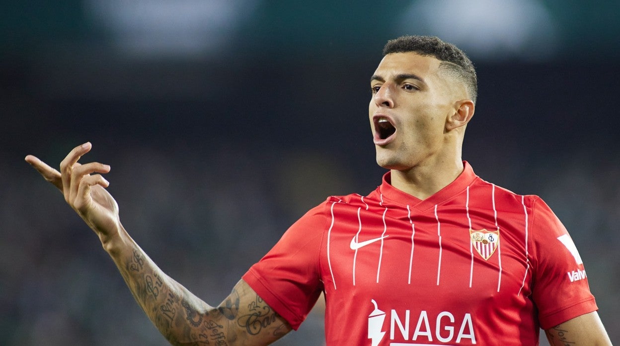 Diego Carlos gesticula durante el pasado derbi