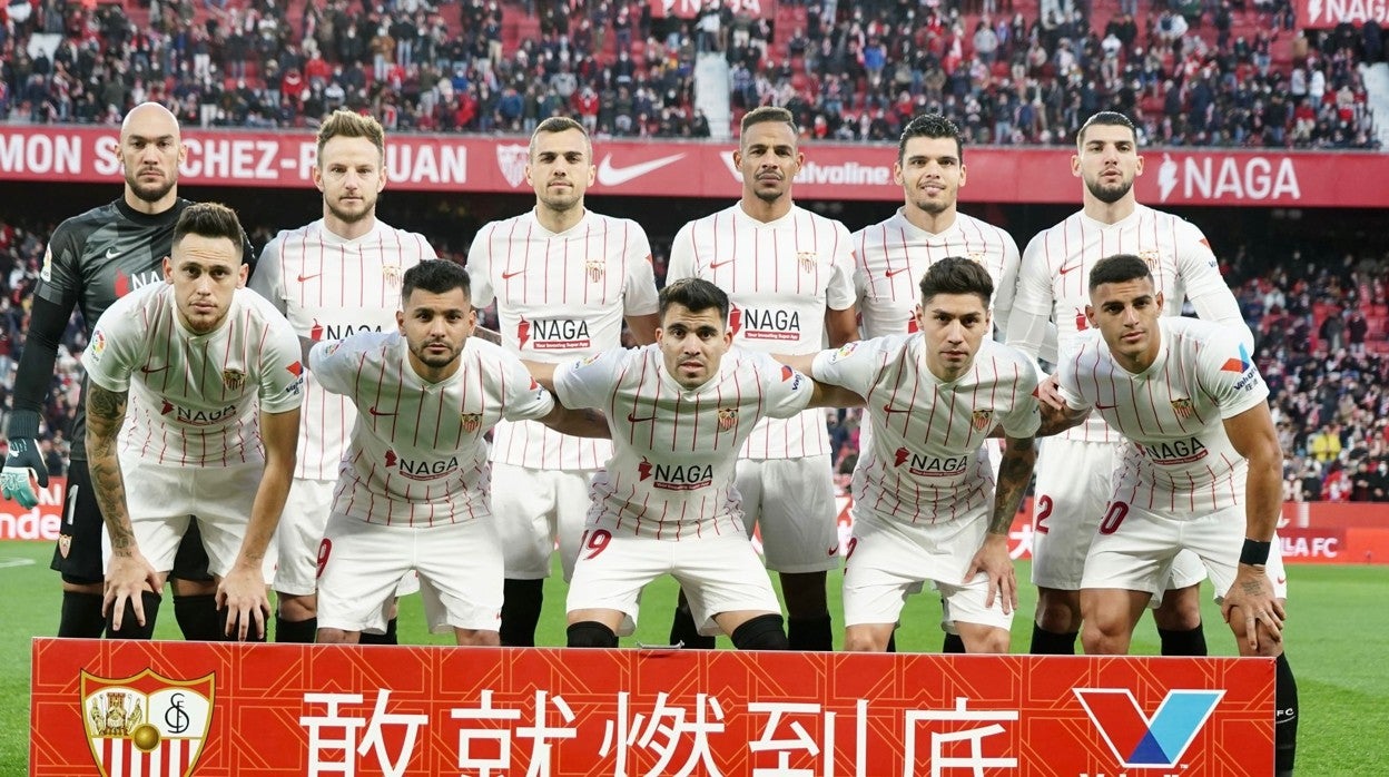 El once del Sevilla conel cartel en chino antes de empezar el partido ante el Celta