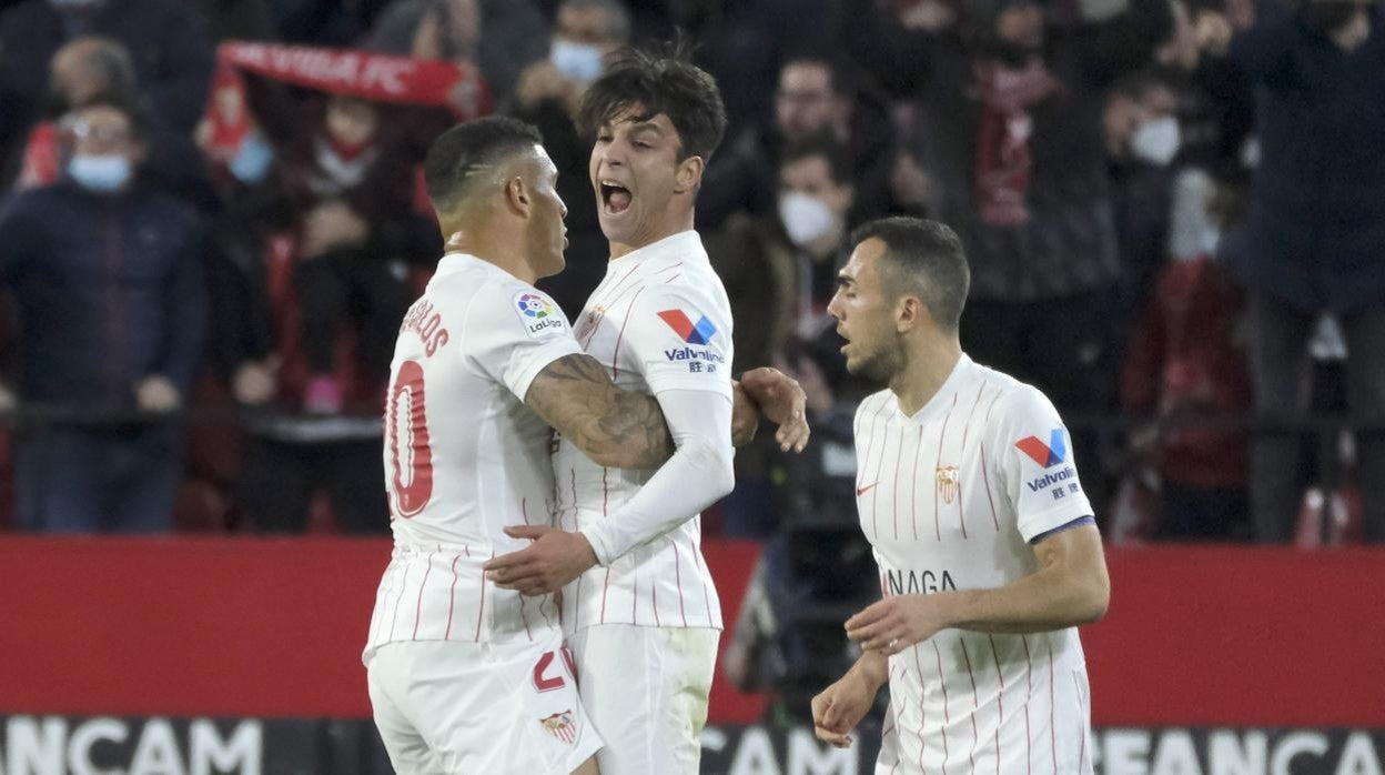 Óliver Torres, celebrando con Diego Carlos el 2-2 ante el Celta de Vigo
