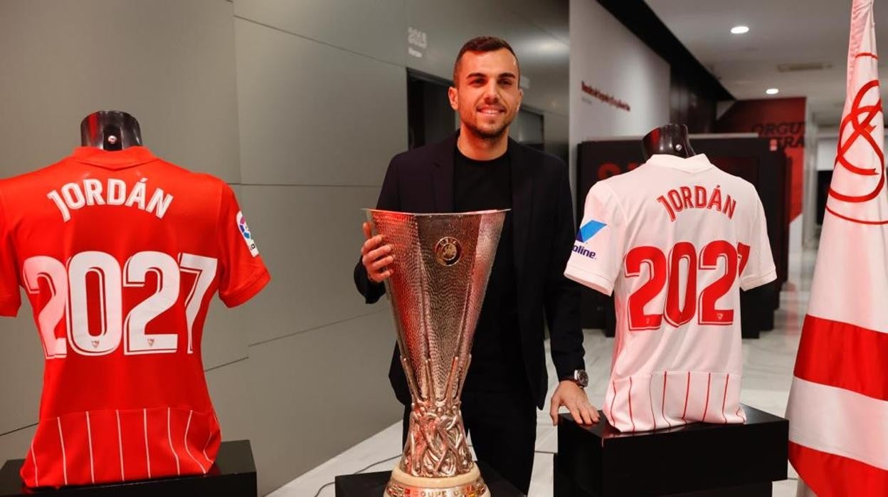 Jordán, en el acto de renovación de su contrato con el Sevilla FC