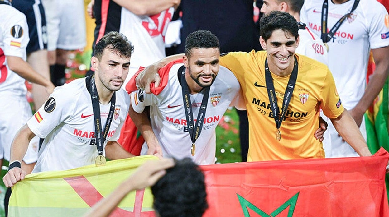 Munir, En-Nesyri y Bono, tras ganar la copa de la Liga Europa en Alemania