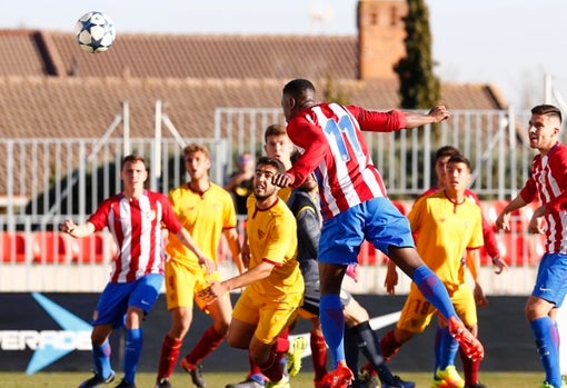 Acción del encuentro de los octavos de final de la UEFA Youth League entre el Atlético de Madrid y el Sevilla FC, en el que se impusieron los madrileños